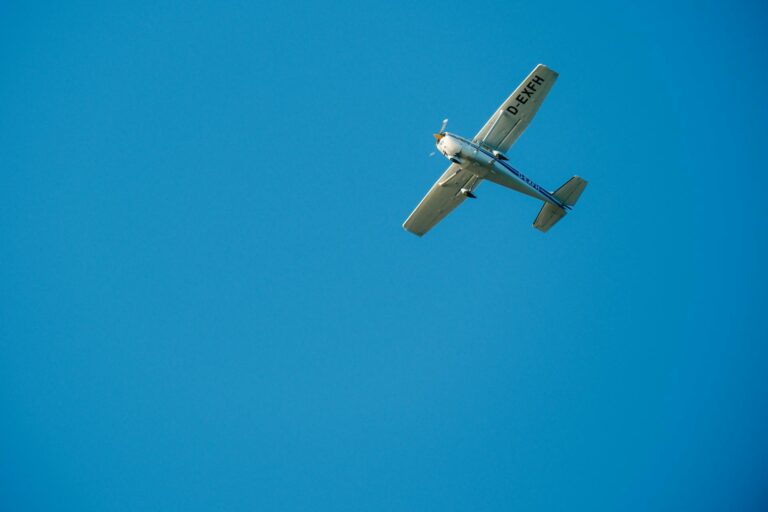 Puy-de-Dôme : un pilote de 54 ans meurt sur le coup dans le crash de son avion de voltige à l’aéroport de Clermont-Auvergne