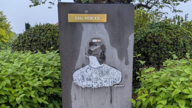 Un acte de vandalisme a provoqué l’indignation en Belgique : la statue dédiée à la légende du cyclisme Eddy Merckx a été lourdement dégradée.