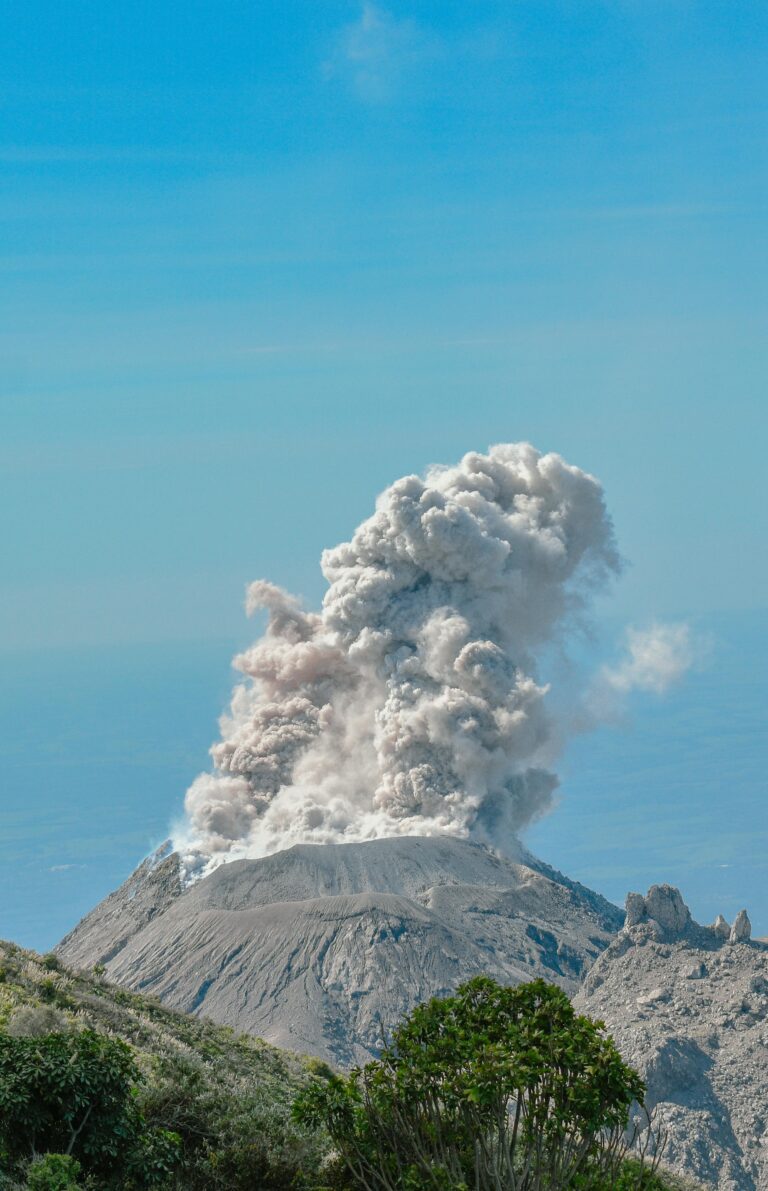 (Nouvelle Vidéo)Indonésie : trois randonneurs tués par l’éruption du volcan Dukono, deux Singapouriens et un local parmi les victimes