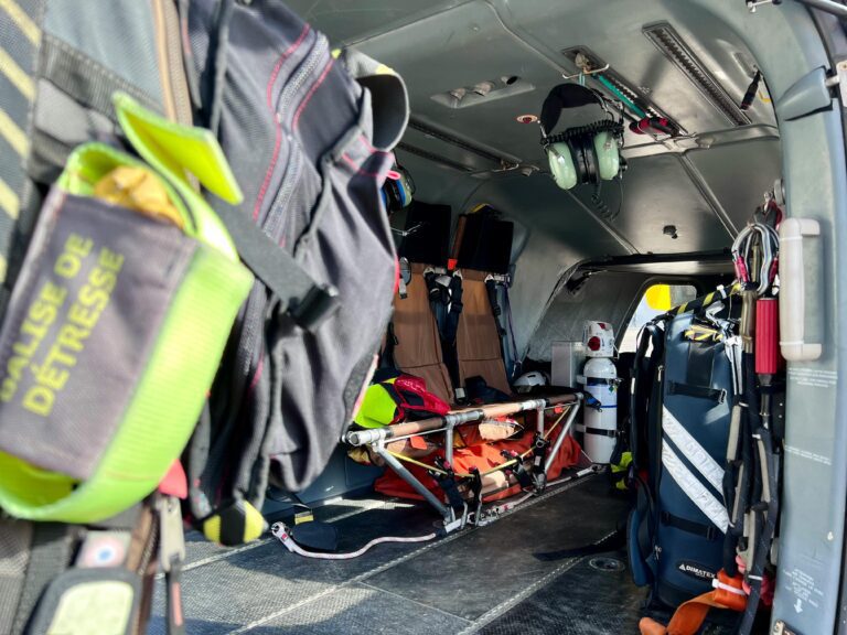 Cergy : un enfant de 7 ans dans un état critique après une chute de 3 mètres dans sa cour d’école, transporté à Necker