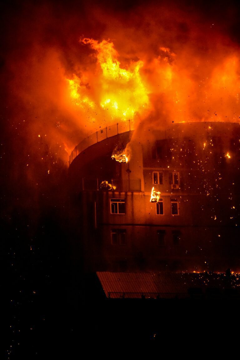 Châtellerault dans la Vienne : piégée par un incendie au quatrième étage avec ses frères, une fillette de 10 ans saute du balcon pour échapper aux flammes