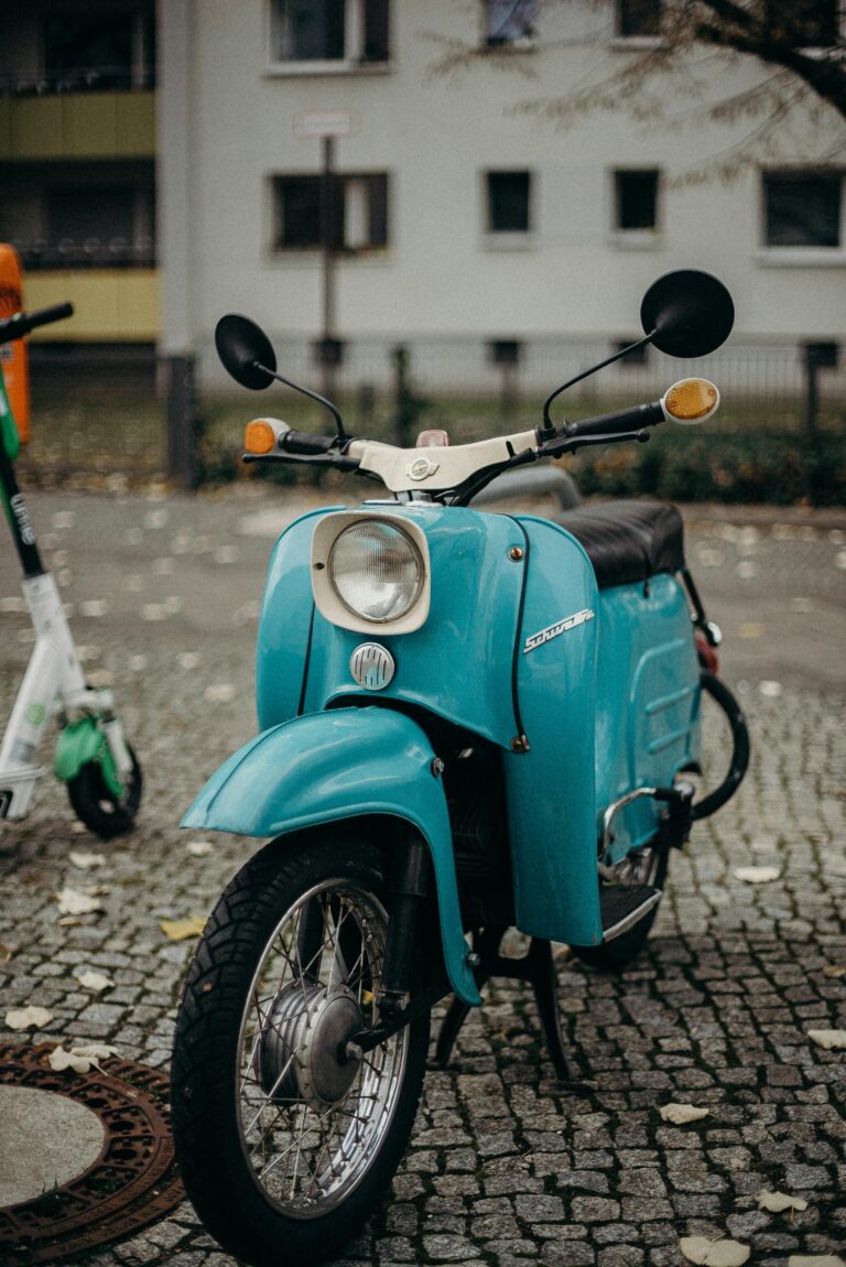 (Vidéo) En roue arrière dans la rue — le scooter qui n’a pas vu la femme arriver et le choc brutal à Marseille