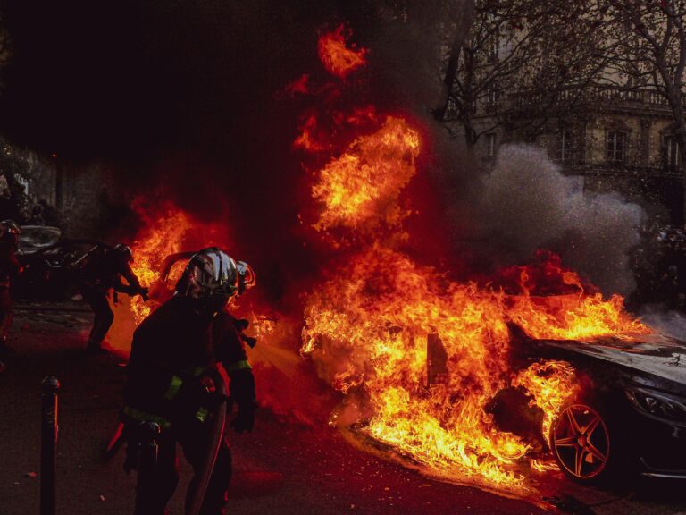 Cinq jeunes brûlés vifs dans un ravin en Ardèche : la voiture chute de 20 mètres et s’embrase