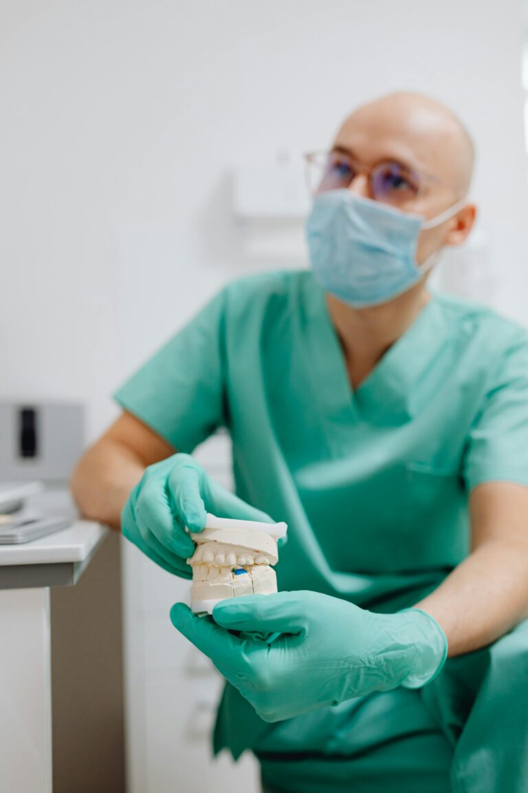 (Vidéo) Il arrachait des dents saines pour poser des implants inutiles et rançonner la Sécu : un ex-dentiste de 61 ans jugé à Mende