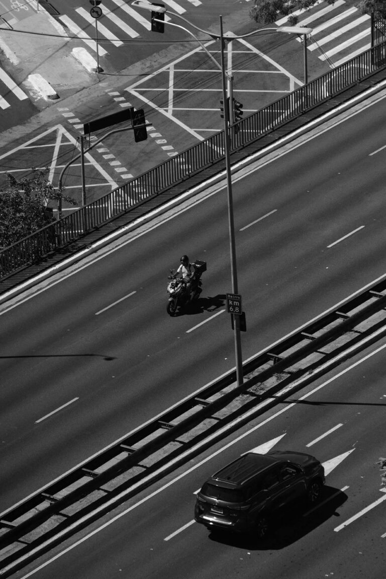 Hérault : en glissant sur des figues écrasées, un jeune motard perd le contrôle et s’encastre sous une voiture — il décède sur place