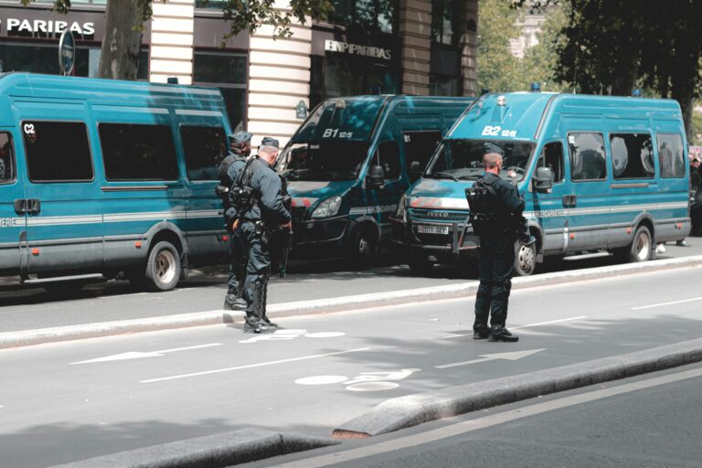 Nevers : en sortie de boîte, ivre et armé, il fonce sur un policier après avoir coursé la mauvaise voiture