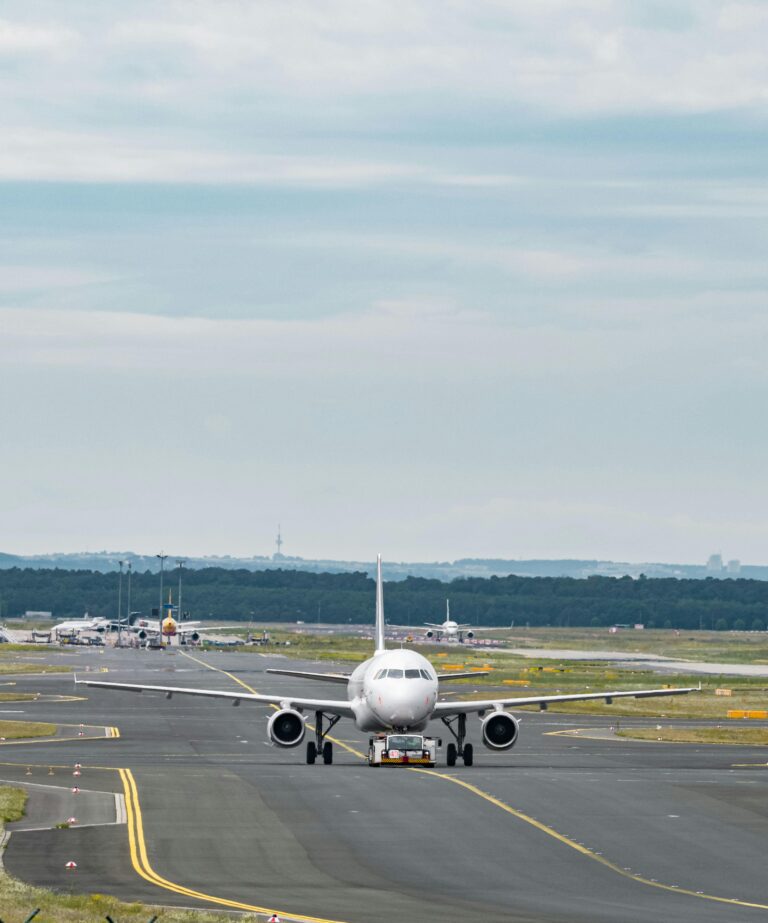 Denver : un piéton traverse la piste de nuit, percuté par un Airbus au décollage qui prend feu — 224 passagers évacués