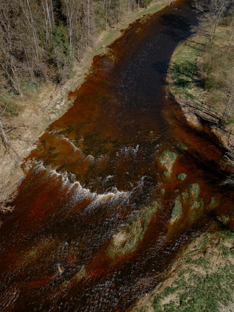 Calvados : pris en flagrant délit, un artisan déverse 800 litres d’hydrocarbure et de décapant dans un ruisseau près de Villers-Bocage