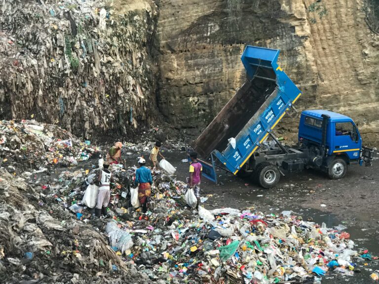 10 tonnes de déchets abandonnées : la mairie les dépose… devant chez le suspect