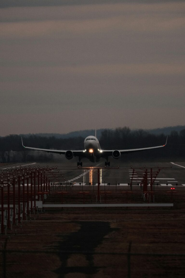 (Nouvelle Vidéo)Newark : un Boeing de United Airlines percute un camion à l’atterrissage, un blessé