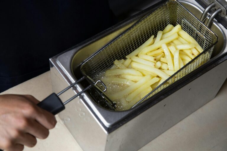 Incendie de friteuse à Grenoble : une habitante du 7e étage sérieusement brûlée en voulant éteindre le feu