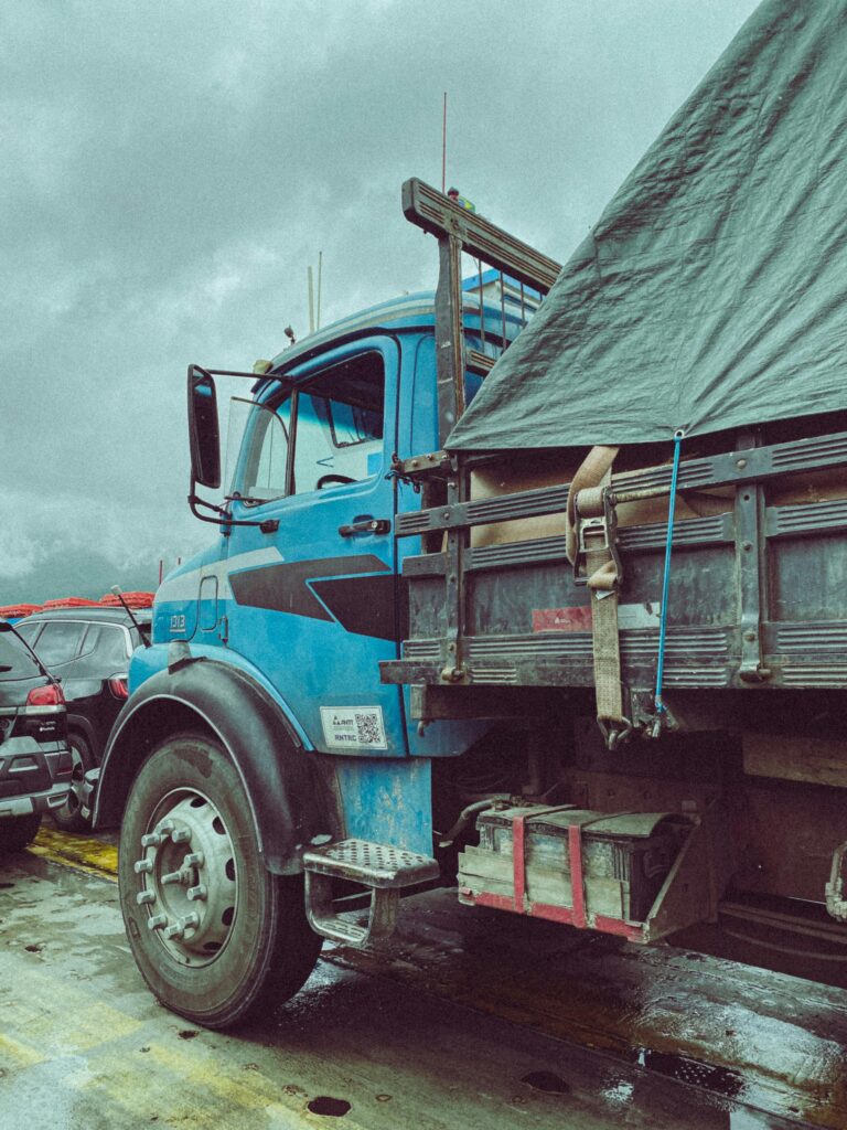 (Vidéo) Un camion se déporte sur la voie de gauche… la raison est impressionnante