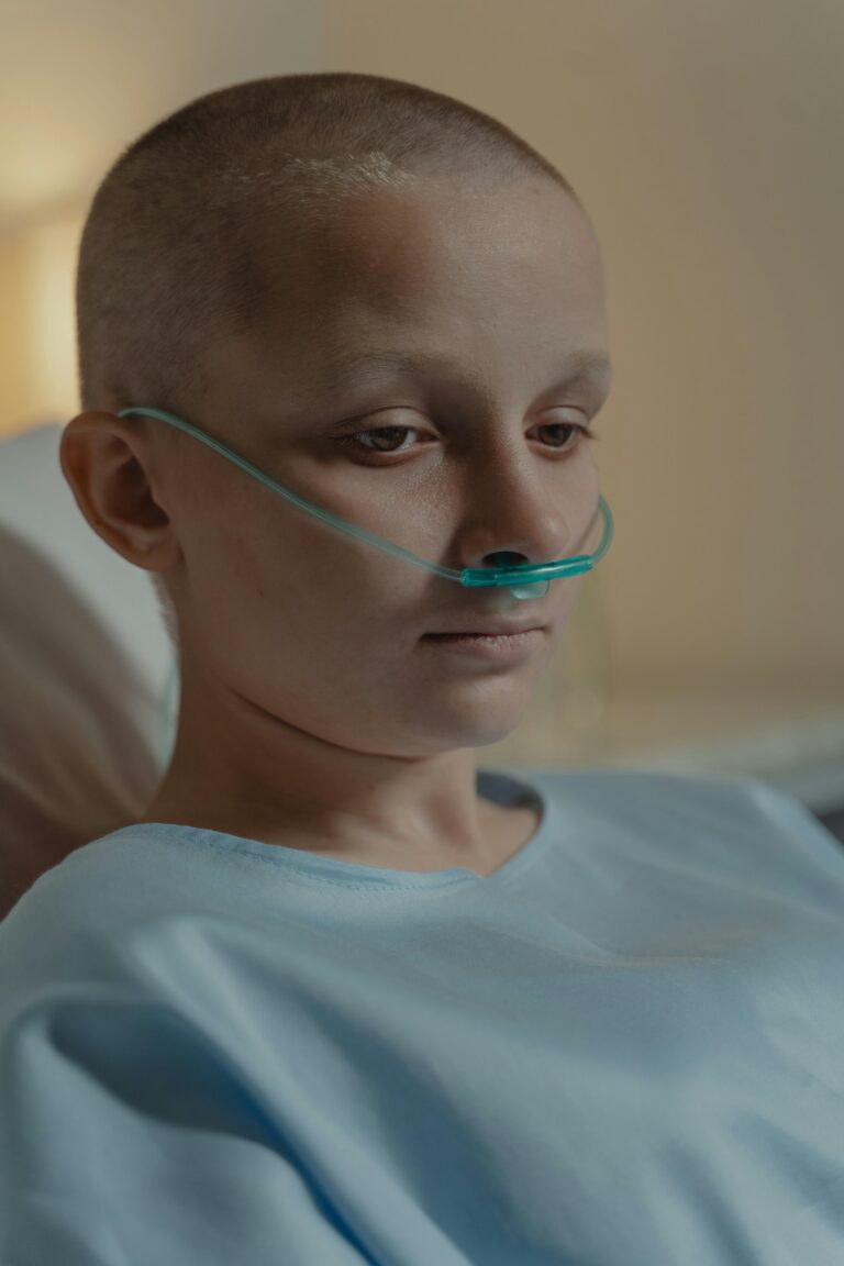 Elle rase la tête de son fils pour simuler un cancer : une mère condamnée après des années de mensonges