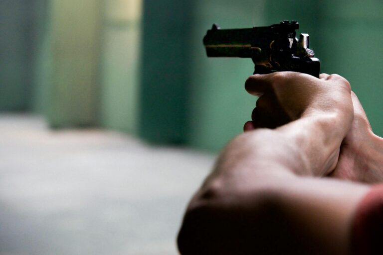 Belfort : une dispute entre enfants dégénère en coups de feu, un père de 45 ans sort un revolver et tire en pleine rue, mis en examen pour tentative de meurtre